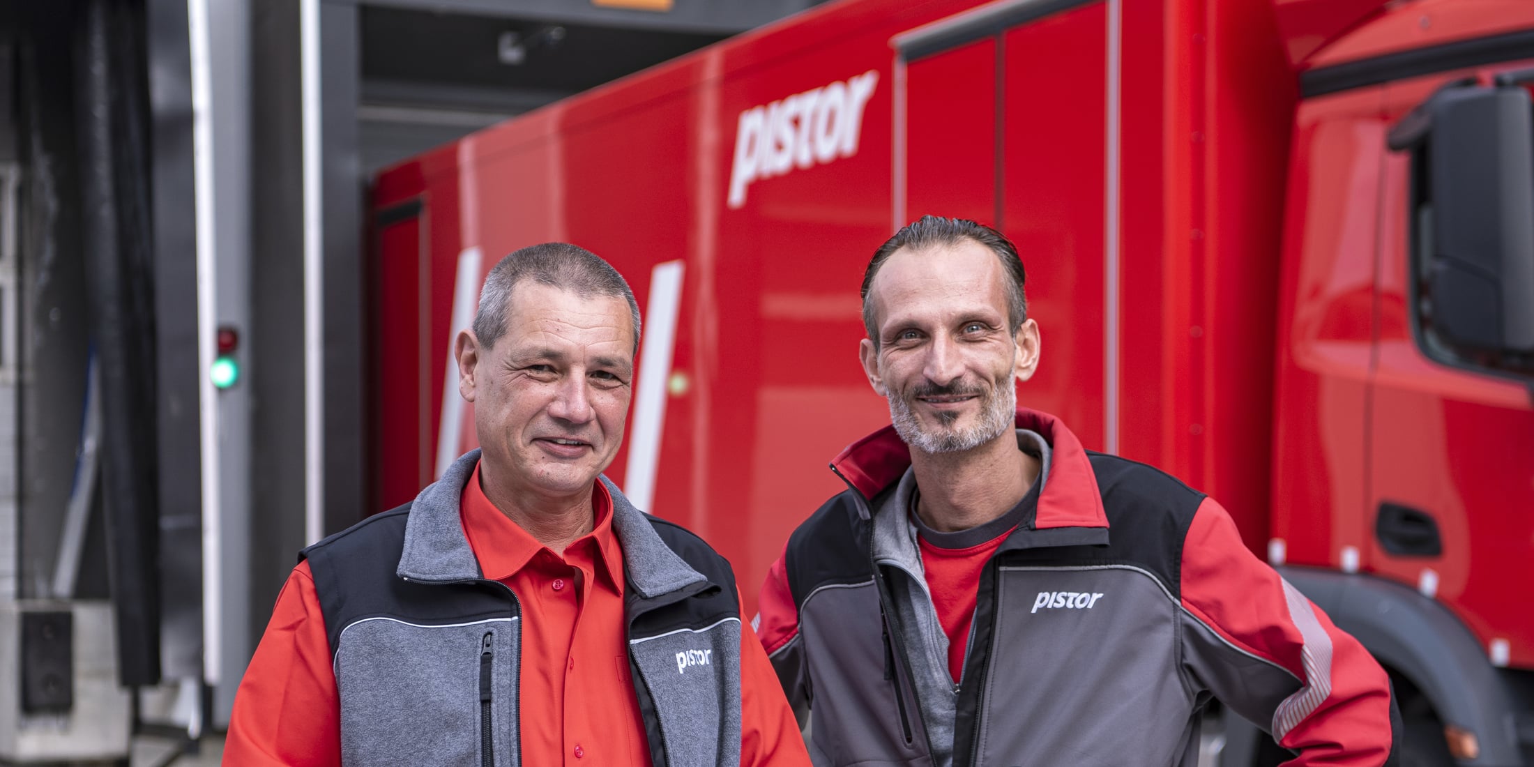 Fahrercoach Roger Teufer mit  Toni Cvetkovski vor Pistor LKW