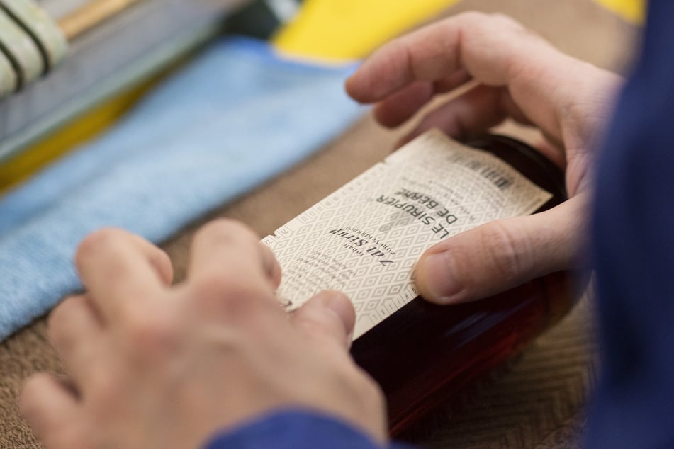 Pistor zu Besuch bei Sirupier Inspiration Sirup von Hand etikettieren