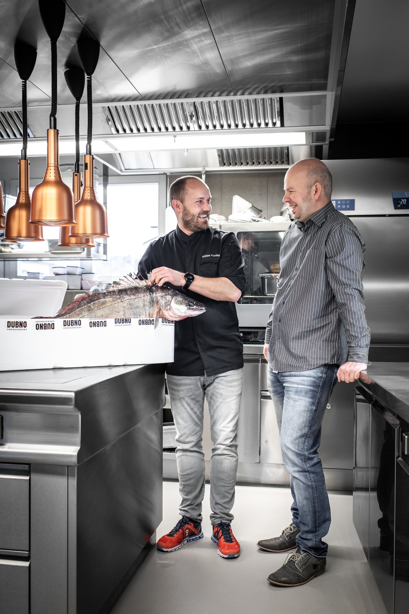 Gatshaus Fernsicht Frank Bössneck von Dubno liefert den frischen Zander vom Lago Maggiore direkt in die Küche von Tobias Funke (l).