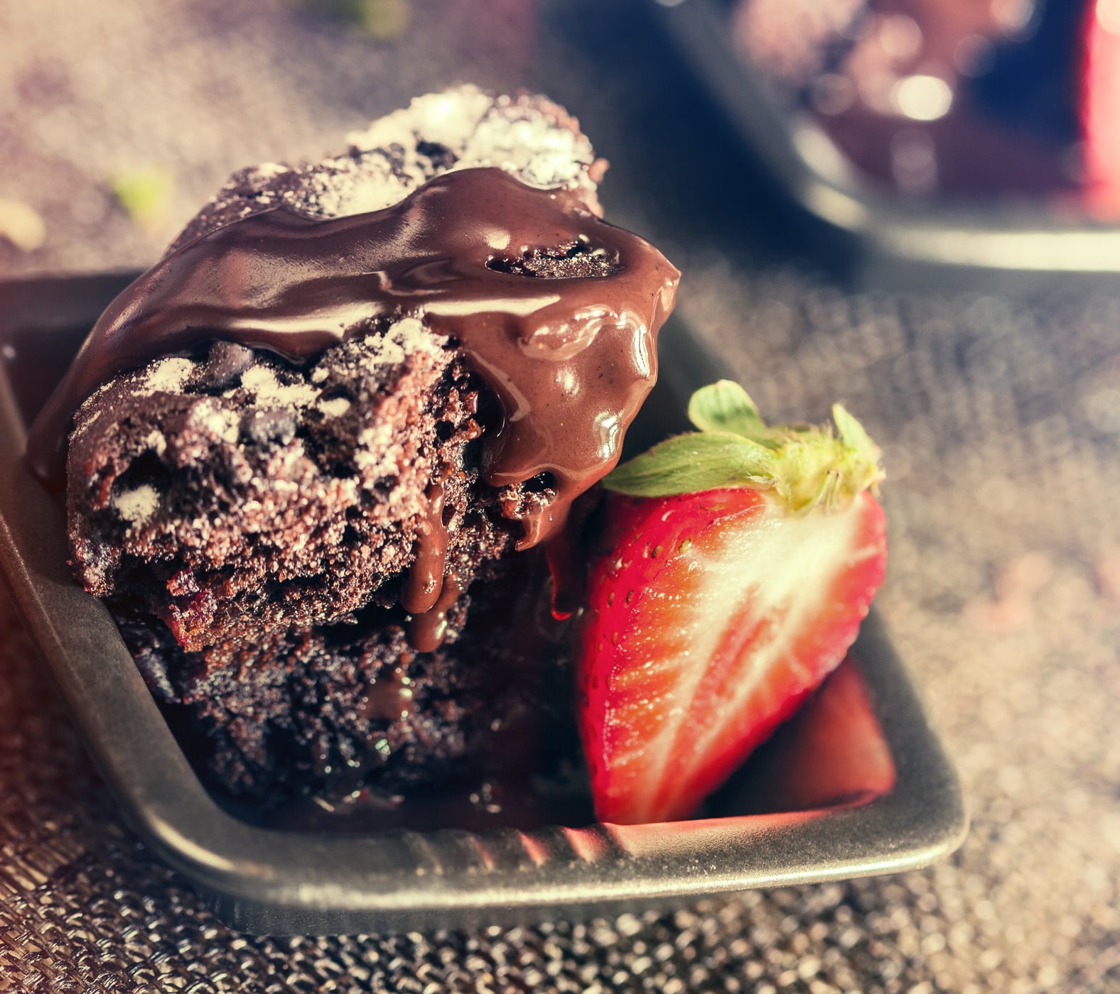 Schokoladefakten Schokokuchen mit Erdbeere